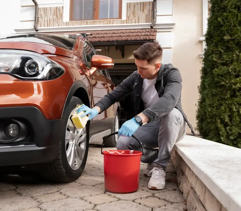 Lavage auto à domicile Chevaigné-du-Maine : professionnel intervenant sur un véhicule